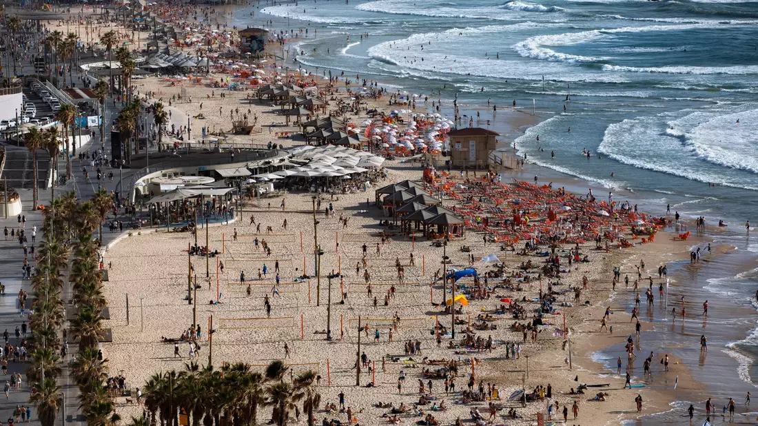 Protestaktion für die Freilassung der israelischen Geiseln in Tel Aviv. - Bild: Oded Balilty/AP/dpa