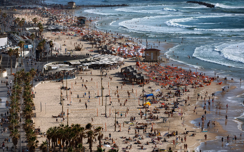 Protestaktion für die Freilassung der israelischen Geiseln in Tel Aviv. - Foto: Oded Balilty/AP/dpa