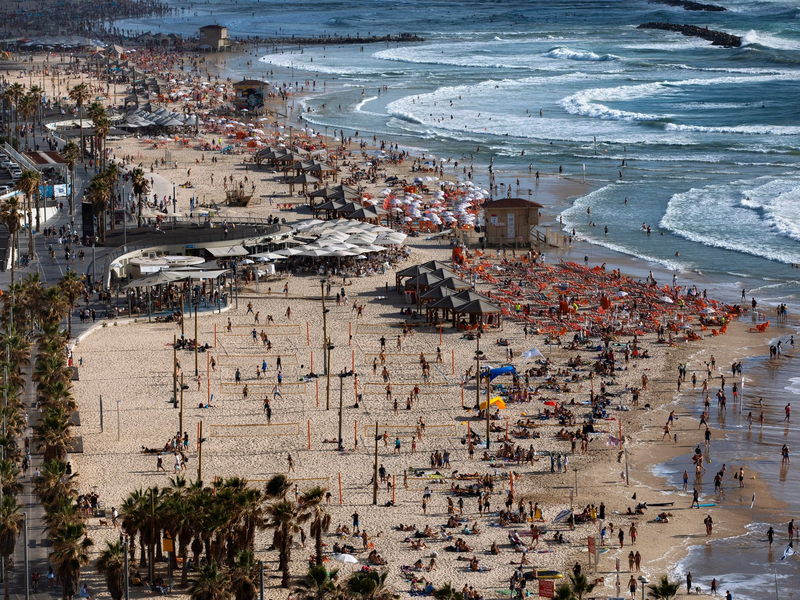 Protestaktion für die Freilassung der israelischen Geiseln in Tel Aviv. - Foto: Oded Balilty/AP/dpa