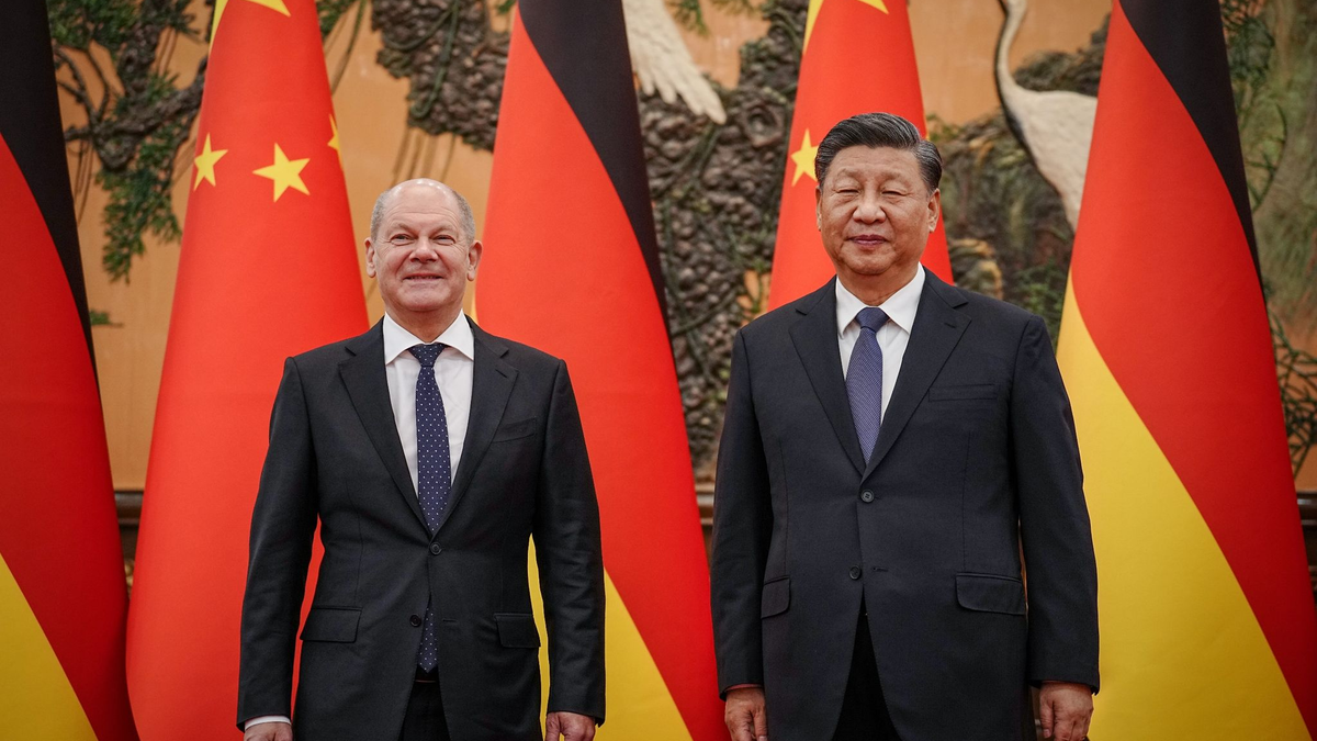 Chinas Präsident Xi Jinping empfängt Bundeskanzler Olaf Scholz im November 2022 in Peking. - Foto: Kay Nietfeld/dpa Pool/dpa