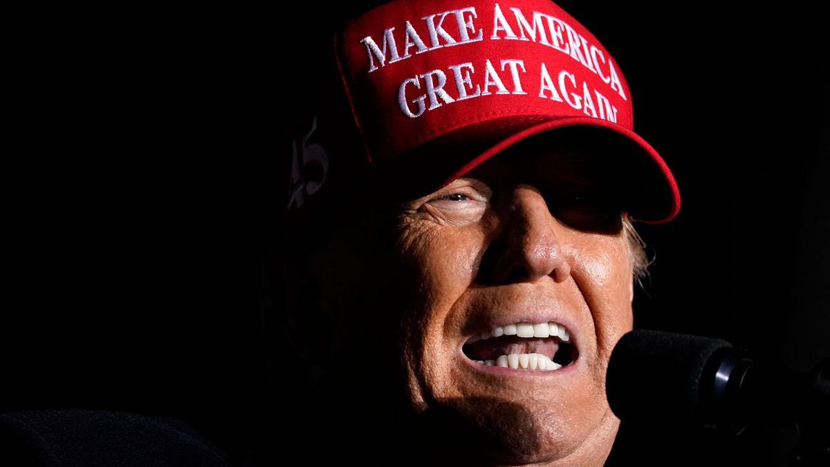 Gegen den ehemaligen US-Präsidenten Donald Trump laufen mehrere Anklagen. - Foto: Charlie Neibergall/AP/dpa