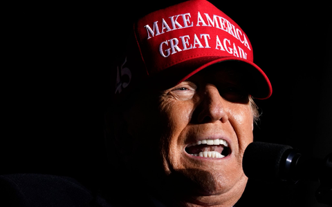 Ex-Präsident Donald Trump tritt in den USA erneut zur Wahl an - trotz zahlreicher juristischer Baustellen. - Foto: Charlie Neibergall/AP/dpa