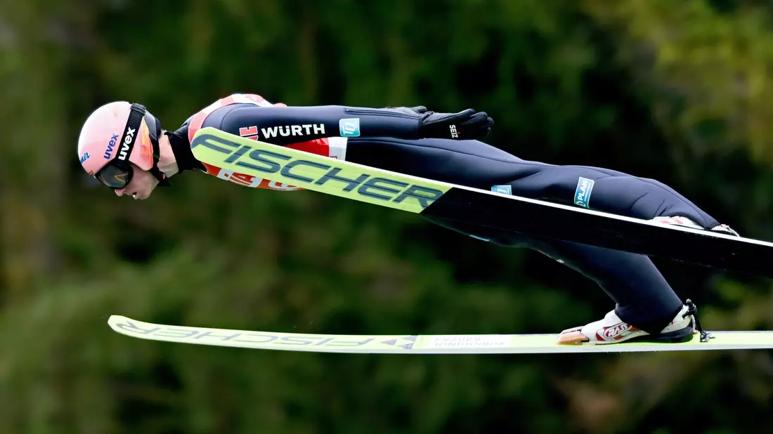 Skispringer Karl Geiger gewann am Wochenende gleich zweimal in Klingenthal. - Bild: Hendrik Schmidt/dpa