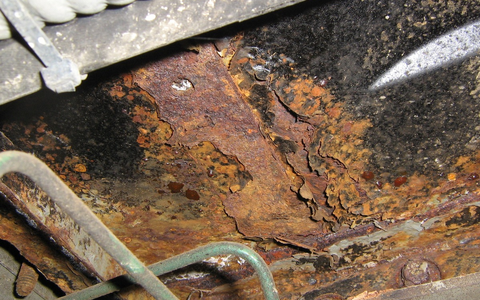 FW-BN: Feuerwehr hebt entgleiste Stadtbahn wieder zurück ins Gleisbett. - Foto: presseportal.de