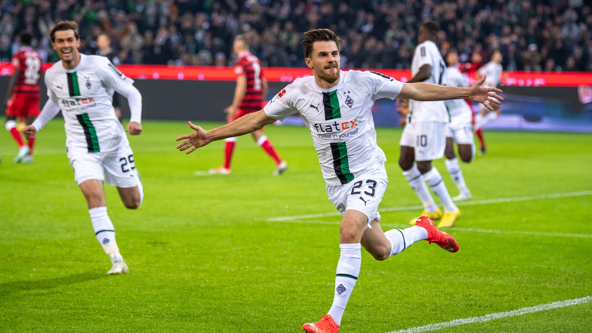 VfB-Trainer Hoeneß freut sich über den ersten Sieg. - Foto: David Inderlied/dpa