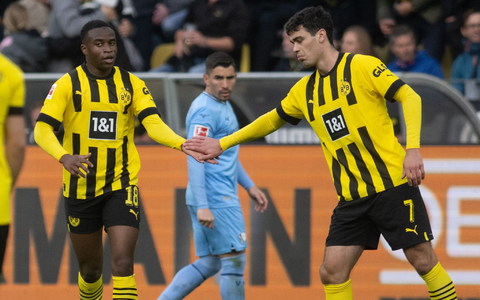 Deutschlands U21-Bundestrainer Antonio Di Salvo (l) wechselt Youssoufa Moukoko aus. - Foto: Bernd Thissen/dpa