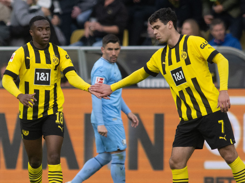 Deutschlands U21-Bundestrainer Antonio Di Salvo (l) wechselt Youssoufa Moukoko aus. - Foto: Bernd Thissen/dpa