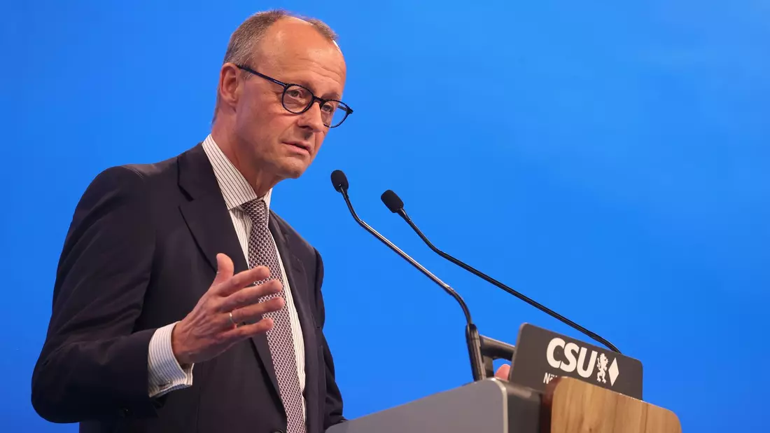 «Ich bin jedenfalls nicht bereit, das Thema Umwelt und Klimaschutz so hoch aufzuhängen, dass damit ein großer Teil unseres industriellen Kerns in der Bundesrepublik Deutschland verloren geht», hatte Kanzler Merz (CDU) in seiner Rede auf dem CSU-Parteitag gesagt. - Bild: Karl-Josef Hildenbrand/dpa