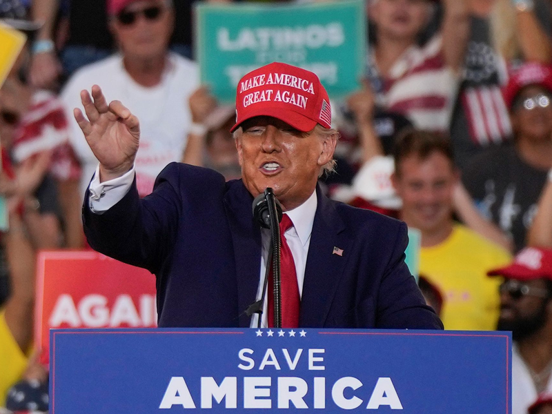 US-Präsident Trump hat dem Iran mit Bombardierungen gedroht.   - Foto: Rebecca Blackwell/AP/dpa