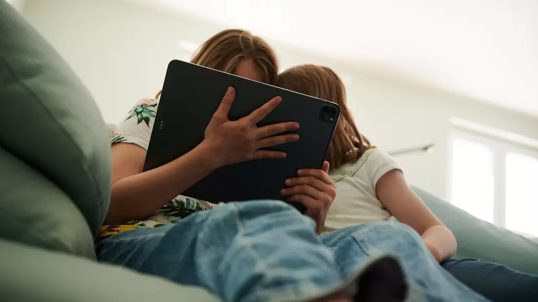 Mit konkreten Tipps wollen Fachleute Eltern helfen, die Bildschirmzeit ihrer Kinder zu begrenzen. - Bild: Annette Riedl/dpa