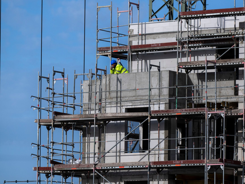 Prognosen zufolge soll die Talfahrt im Wohnungsbau 2024 anhalten. - Foto: Monika Skolimowska/dpa