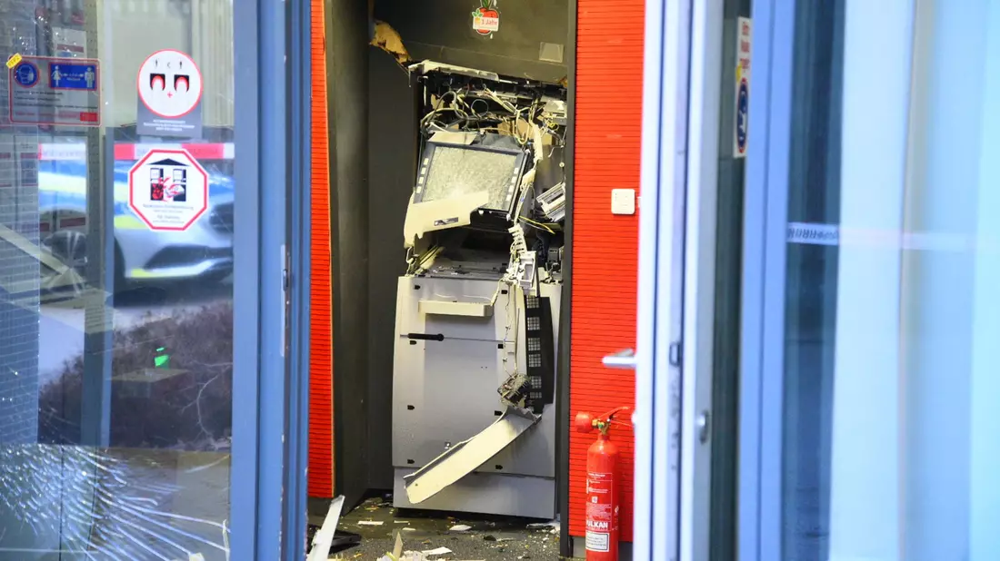Ein gesprengter Geldautomat in einem Bankgebäude. (Symboldbild) - Bild: René Priebe/dpa