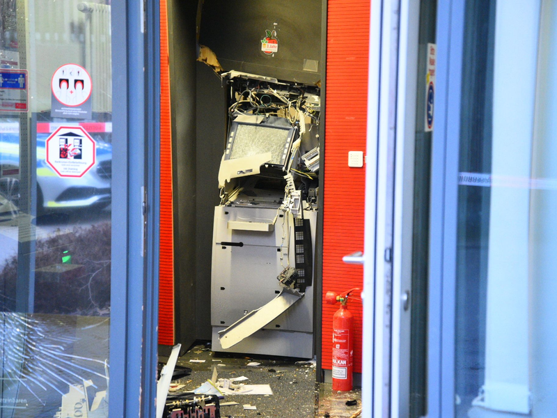 Durch den Einsatz von Sprengstoff werden auch Menschen gefährdet, die sich in der Nähe aufhalten. (Archivbild) - Foto: René Priebe/dpa