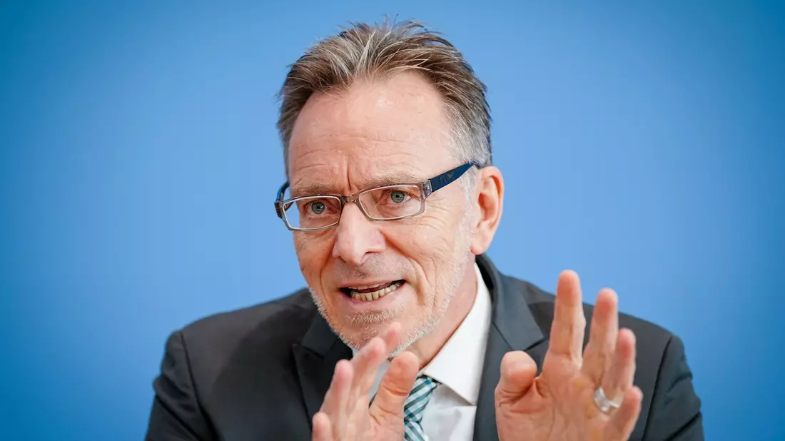«Das Ganze zusammengenommen ist eine Zuspitzung der Bedrohungslage aus dem linken Spektrum»: BKA-Präsident Holger Münch. - Bild: Kay Nietfeld/dpa