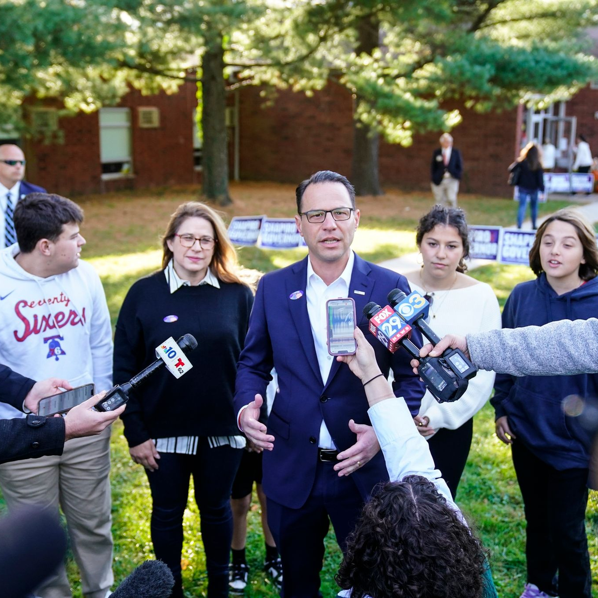 Der Gouverneur von Pennsylvania, Josh Shapiro, gilt als eher moderat. (Archivbild) - Foto: Matt Rourke/AP/dpa