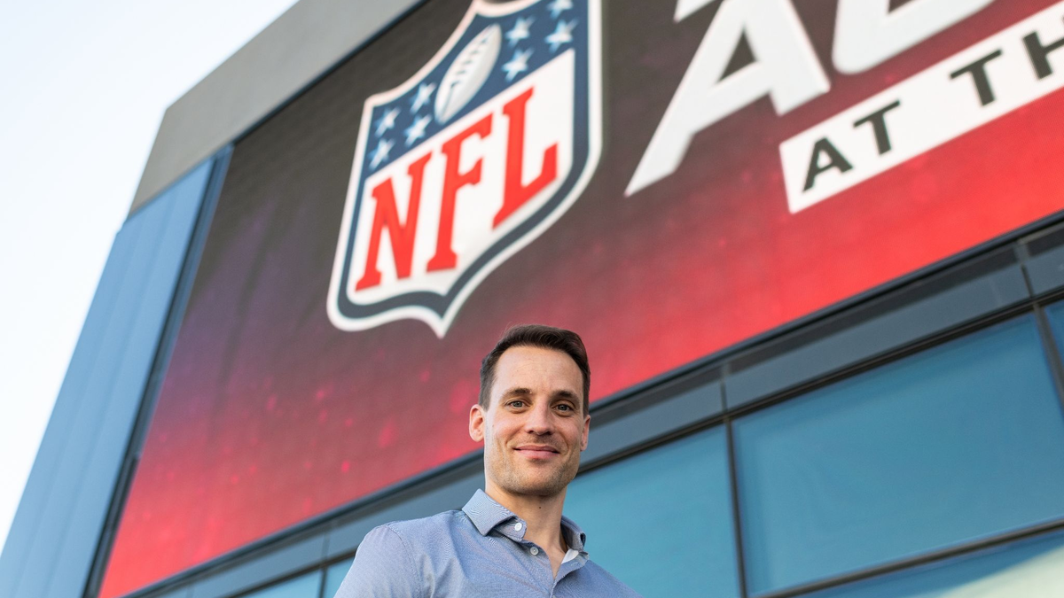 NFL-Deutschland-Chef Alexander Steinforth sieht einen «ganz neuen Hype» im American Football. - Foto: Maximilian Haupt/dpa