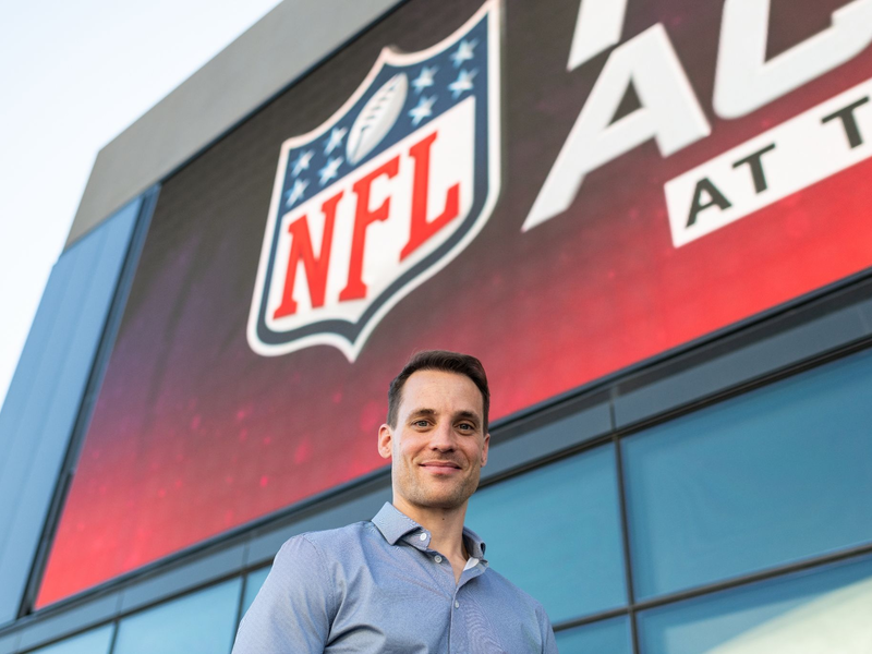 NFL-Deutschland-Chef Alexander Steinforth sieht einen «ganz neuen Hype» im American Football. - Foto: Maximilian Haupt/dpa