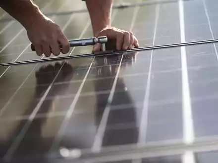 Die Suche nach Fachkräften für die Energiewende gestaltet sich schwierig. (Archivbild) - Foto: Marijan Murat/dpa