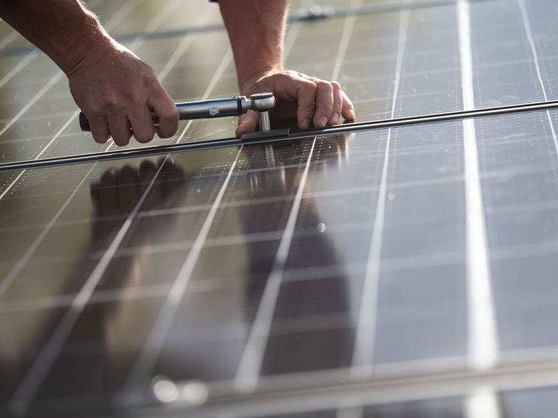 Die Suche nach Fachkräften für die Energiewende gestaltet sich schwierig. (Archivbild) - Foto: Marijan Murat/dpa