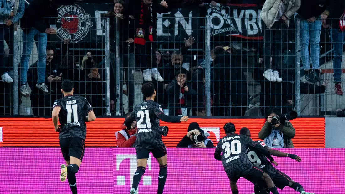 Jeremie Frimpong (M) brachte Bayer Leverkusen mit seinem Tor gegen den 1. FC Köln auf die Siegerstraße. - Bild: Rolf Vennenbernd/dpa