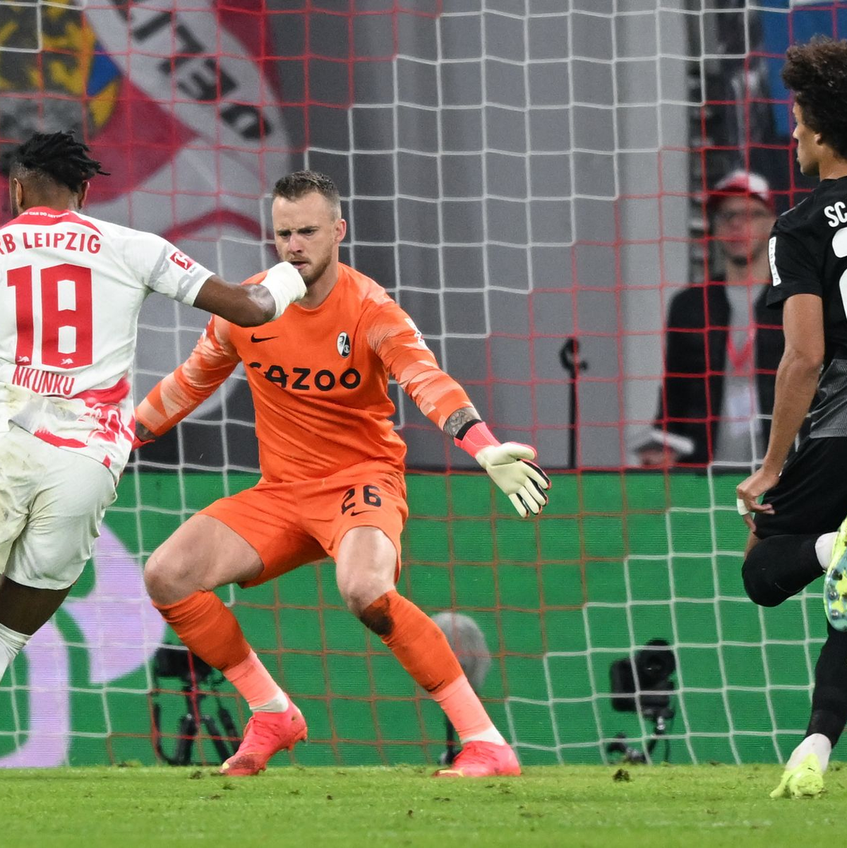 Ritsu Doan (r.) jubelt über das Freiburger Führungstor. - Foto: Hendrik Schmidt/dpa