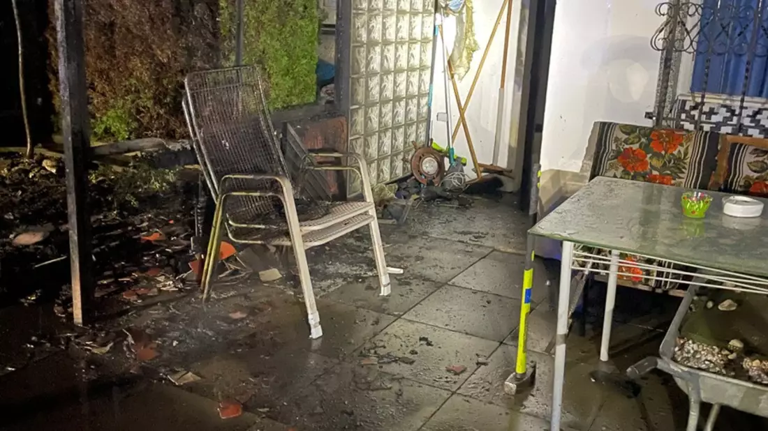 FW Paderborn: Brand eines Mülltonnenlagers am Wilhelmsberg - Bild: presseportal.de