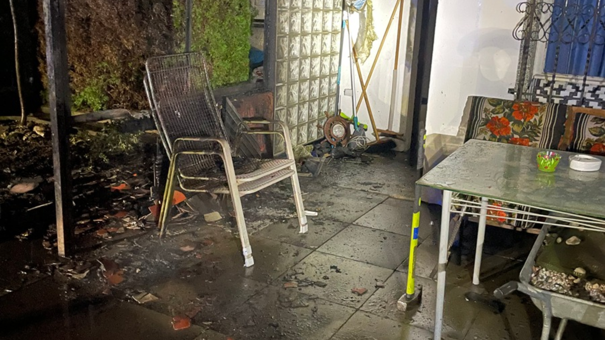 FW Paderborn: Brand eines Mülltonnenlagers am Wilhelmsberg - Foto: presseportal.de