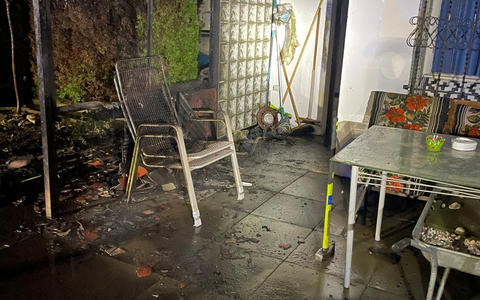 FW Paderborn: Brand eines Mülltonnenlagers am Wilhelmsberg - Foto: presseportal.de