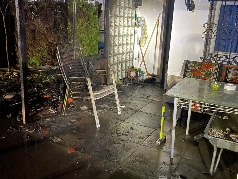 FW Paderborn: Brand eines Mülltonnenlagers am Wilhelmsberg - Foto: presseportal.de