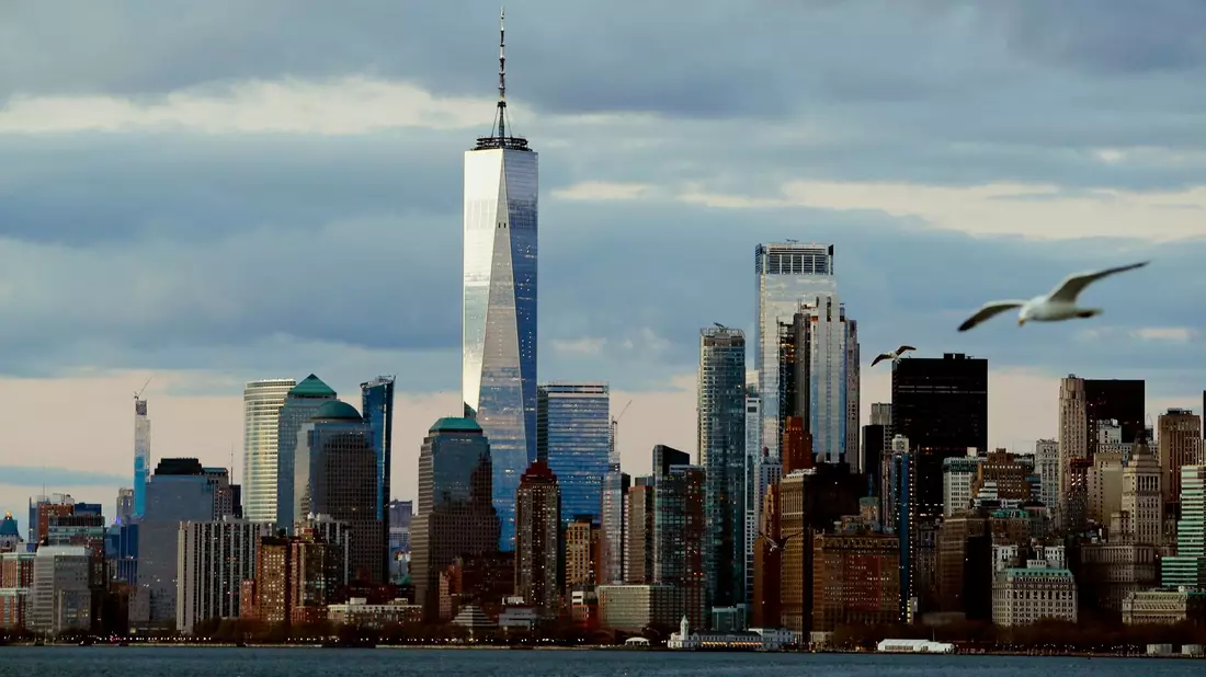 Die Skyline von New York City: Jahr für Jahr steigt der Meeresspiegel und erhöht weltweit für Küstenregionen und ihre Bewohner die Gefährdung durch Überschwemmungen. - Bild: Frank Franklin II/AP/dpa