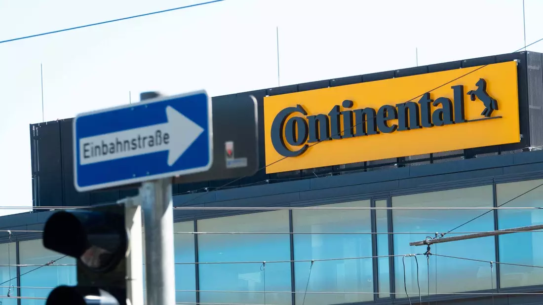 Der Zulieferer Continental will sich von seiner Automotive-Sparte trennen und streicht vorher noch einmal 3.000 Stellen. (Archivbild) - Bild: Melissa Erichsen/dpa