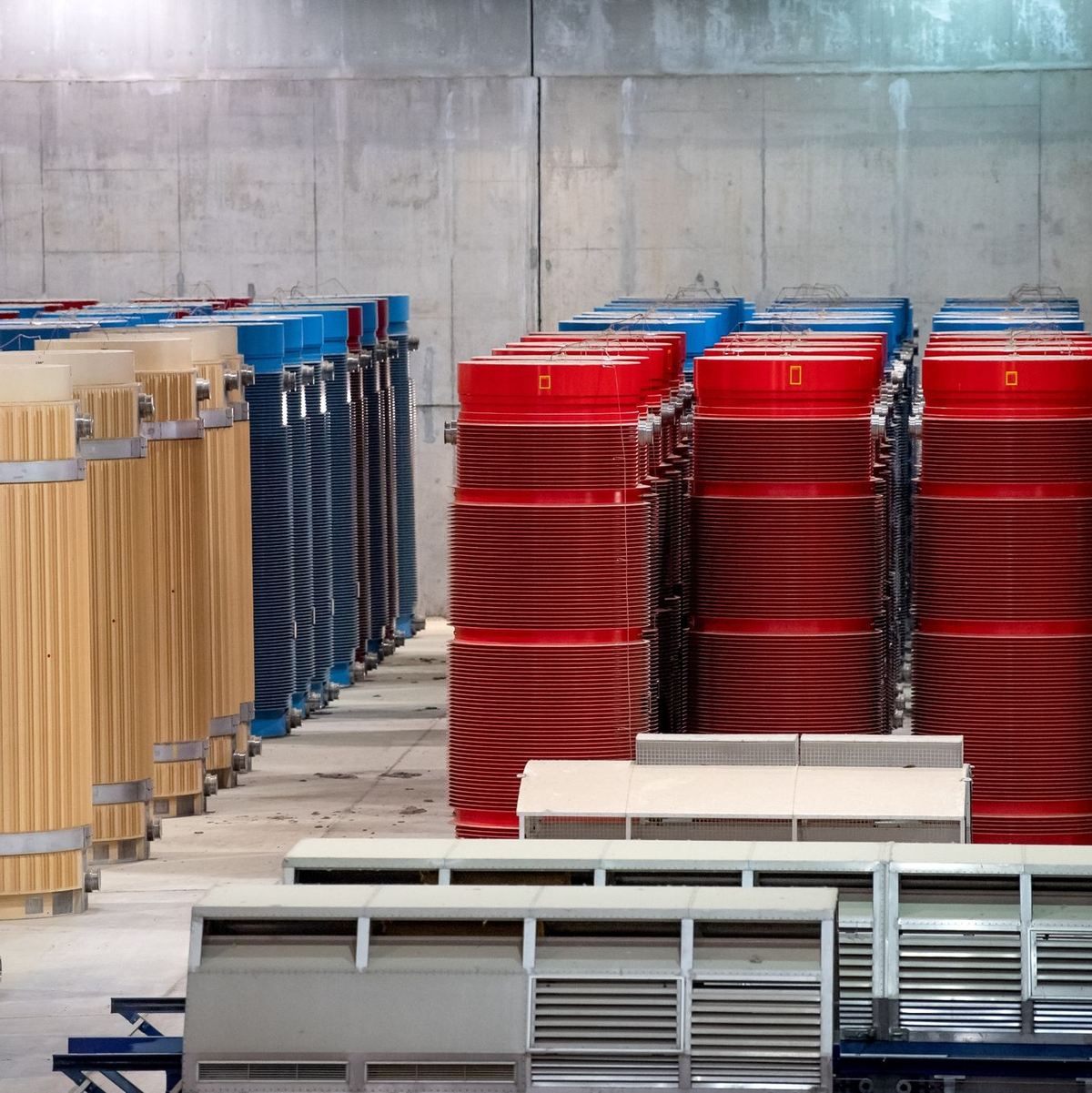 Behälter mit hochradioaktiven Abfällen und Transporthauben stehen im atomaren Zwischenlager. - Foto: Sina Schuldt/dpa