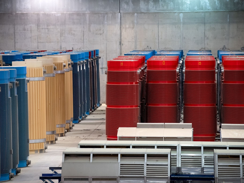 Behälter mit hochradioaktiven Abfällen und Transporthauben stehen im atomaren Zwischenlager Gorleben. - Foto: Sina Schuldt/dpa