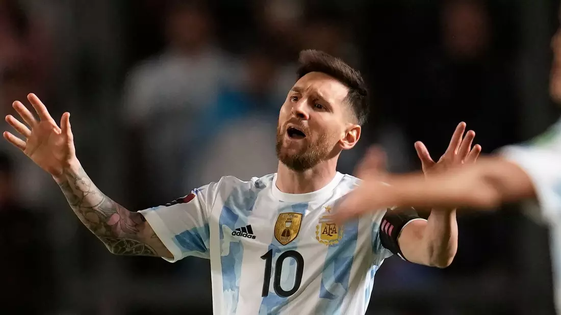 Lionel Messi lässt seine WM-Teilnahme bislang offen. (Archivbild) - Bild: Natacha Pisarenko/AP/dpa