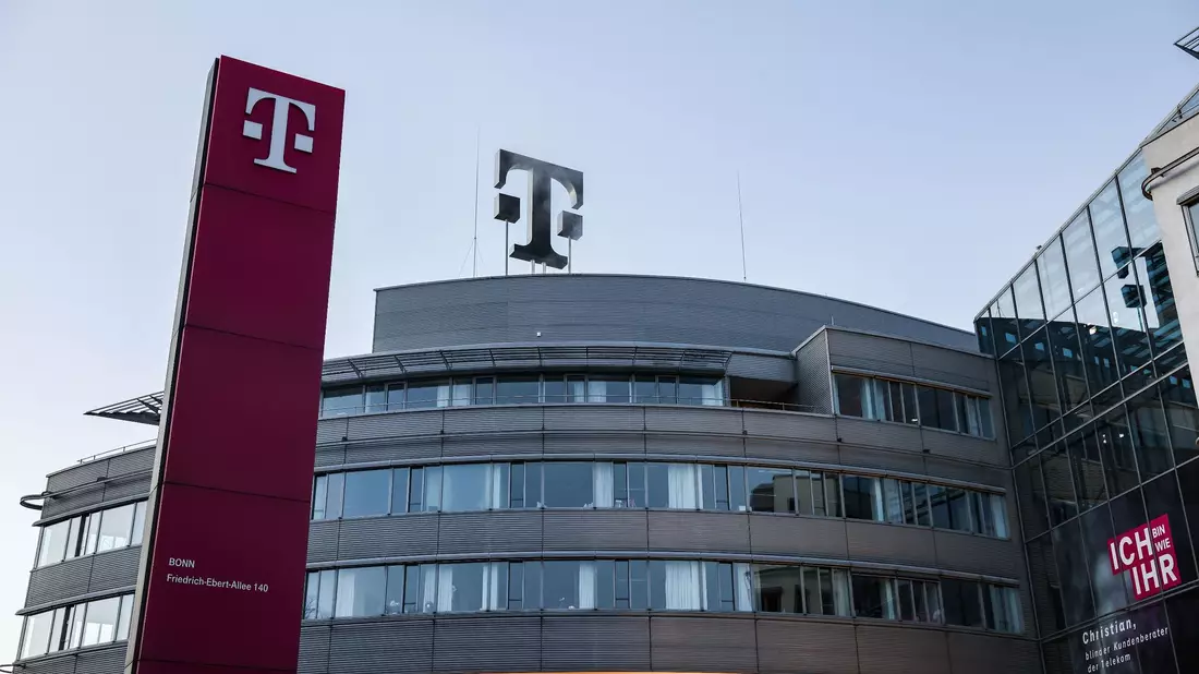 Unter dem Strich hat die Deutsche Telekom im zweiten Quartal mit 1,5 Milliarden Euro gut 5 Prozent mehr verdient. - Bild: Oliver Berg/dpa