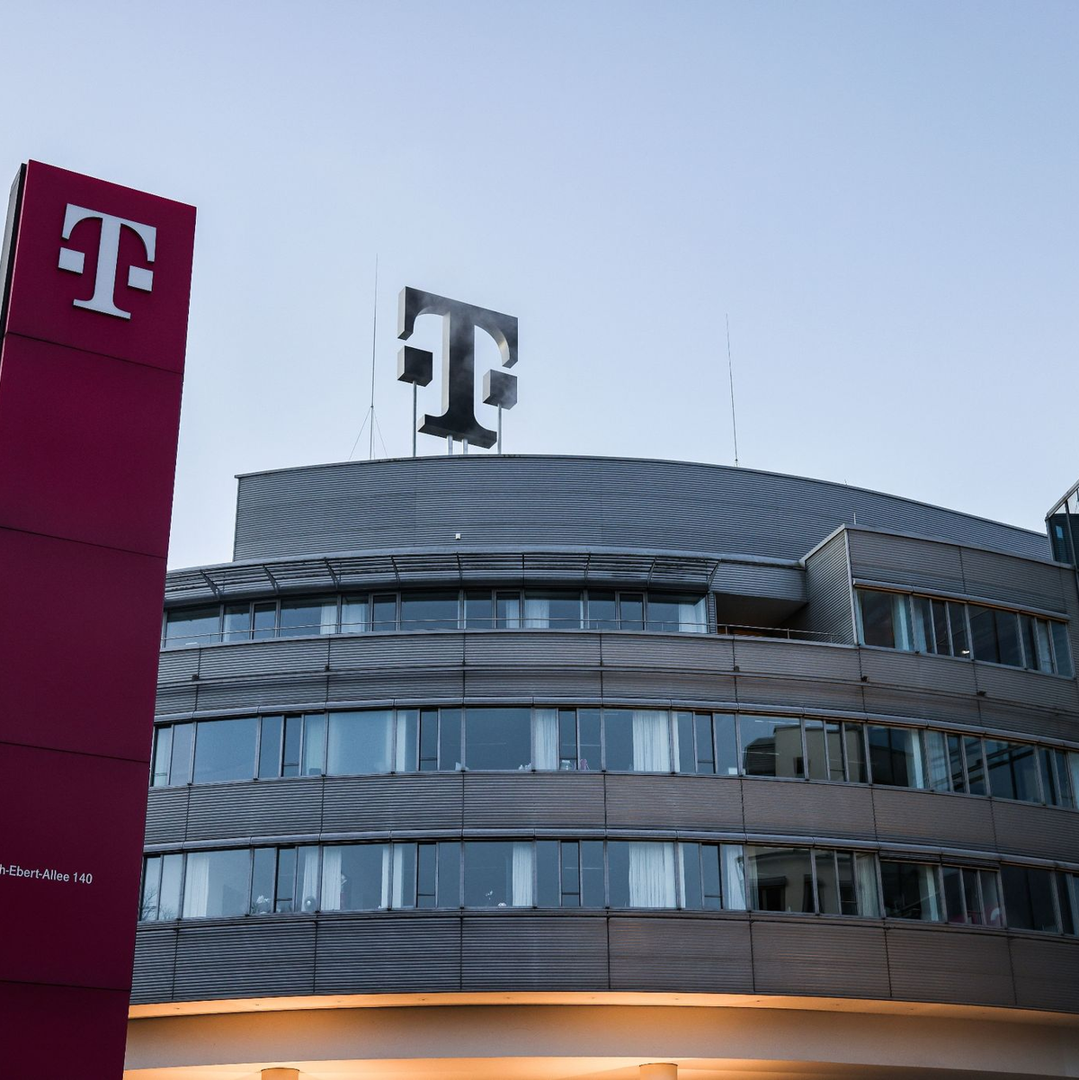 So sieht die Oberfläche des Smartphones aus, wenn man mit dem KI-Sprachassistenten spricht - Apps sieht man dann nicht. - Foto: Oliver Berg/dpa