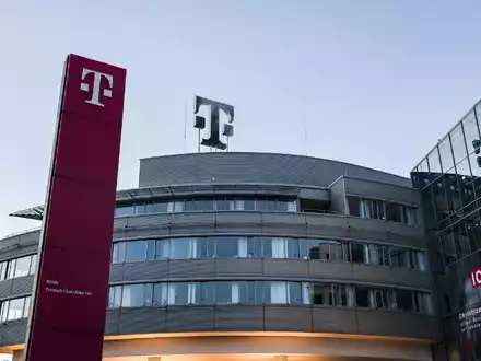 So sieht die Oberfläche des Smartphones aus, wenn man mit dem KI-Sprachassistenten spricht - Apps sieht man dann nicht. - Foto: Oliver Berg/dpa