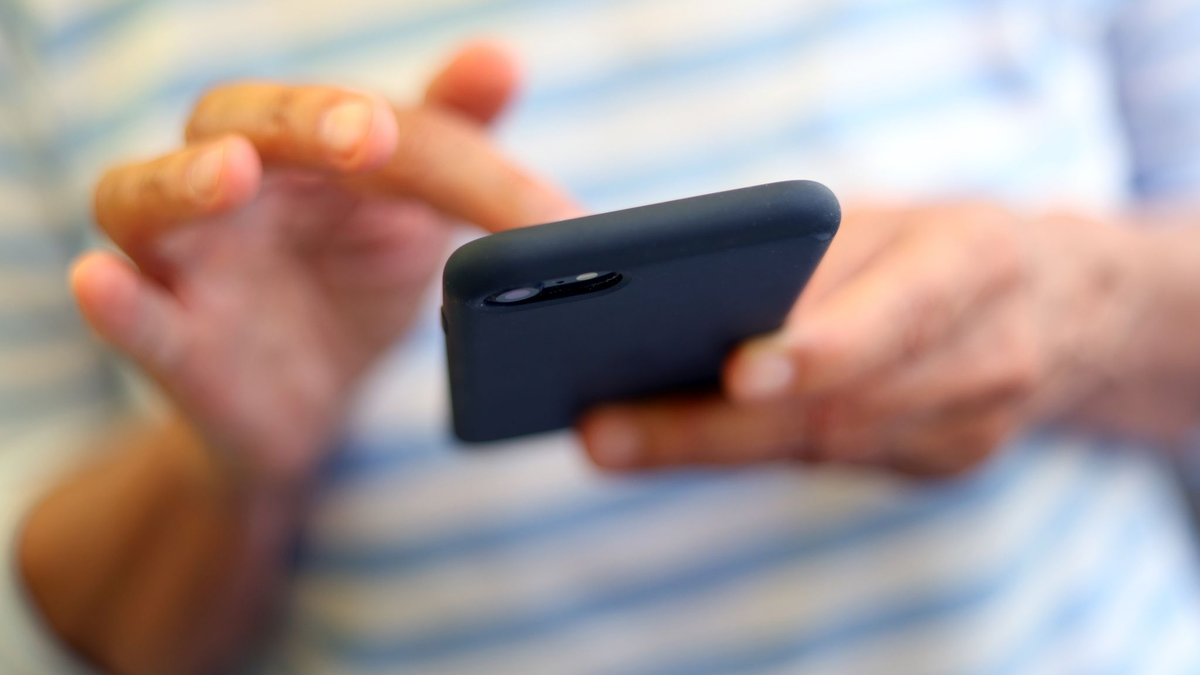 Auch wenn die Nutzung zurückgegangen ist, ganz verschwinden wird die SMS aber wohl noch lange nicht. - Foto: Karl-Josef Hildenbrand/dpa