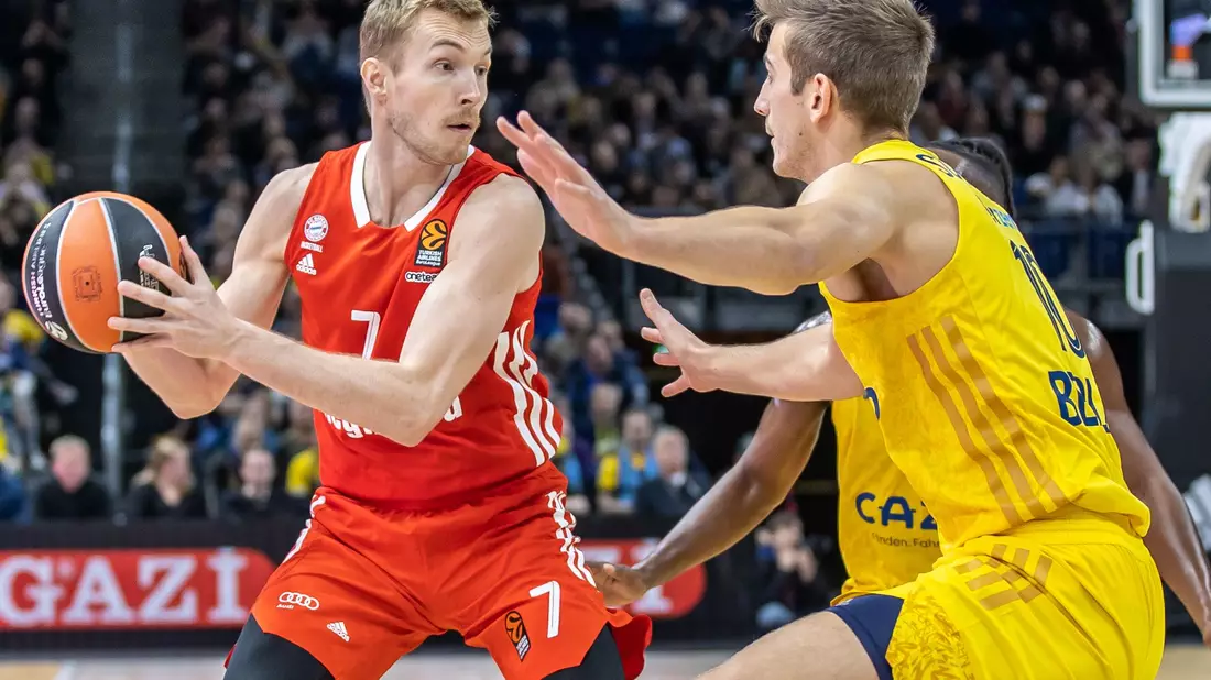 Bayerns Carsen Edwards steigt Albas Malte Delow zum Korb hoch - Bild: Andreas Gora/dpa