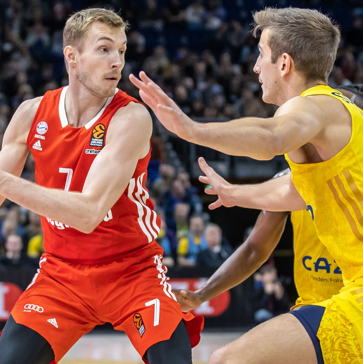 Niels Giffey (l) gewann mit dem FC Bayern München die deutsche Meisterschaft gegen Alba Berlin. - Foto: Andreas Gora/dpa