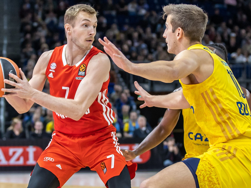 Bayerns Carsen Edwards steigt Albas Malte Delow zum Korb hoch - Foto: Andreas Gora/dpa