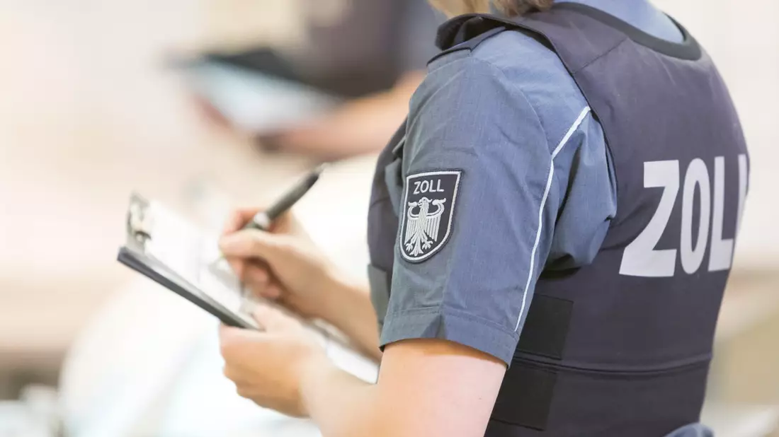 GZD: Der Zoll bundesweit im Einsatz im Friseur und Kosmetikgewerbe / Prüfung von Schwarzarbeit und illegaler Beschäftigung - Bild: presseportal.de