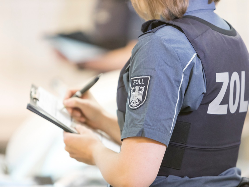 GZD: Der Zoll bundesweit im Einsatz im Friseur und Kosmetikgewerbe / Prüfung von Schwarzarbeit und illegaler Beschäftigung - Foto: presseportal.de