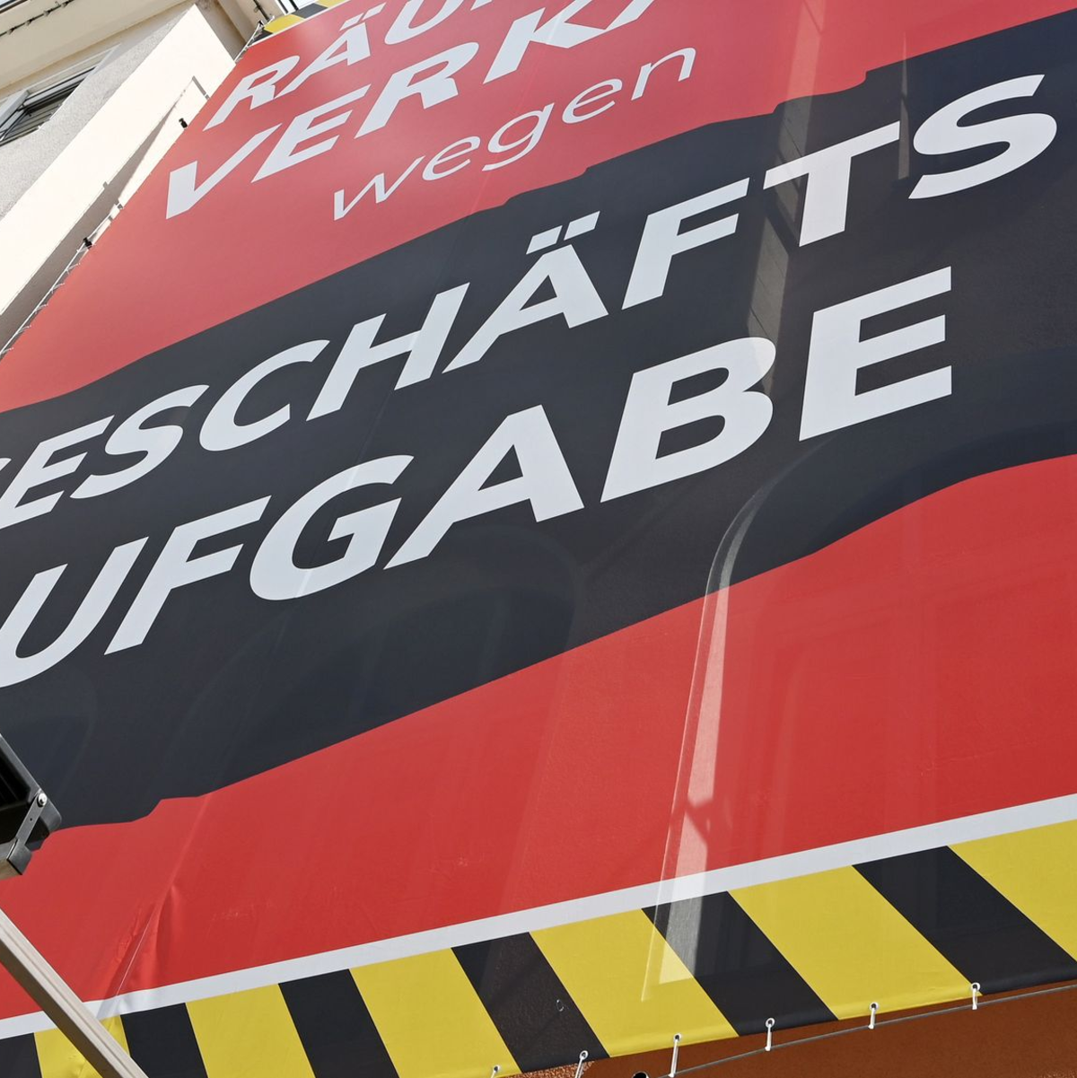 Insbesondere der Einzelhandel und das Verarbeitende Gewerbe leiden. - Foto: Bernd Weißbrod/dpa