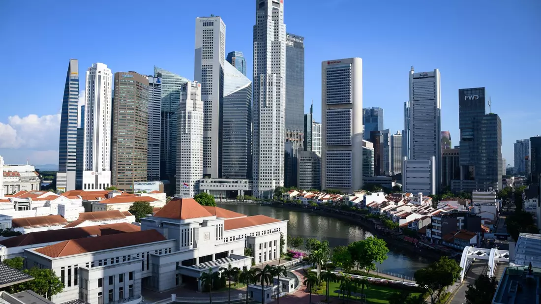 Die Skyline von Singapur. Der Stadtstaat hat extrem strenge Drogengesetze. - Bild: Bernd von Jutrczenka/dpa