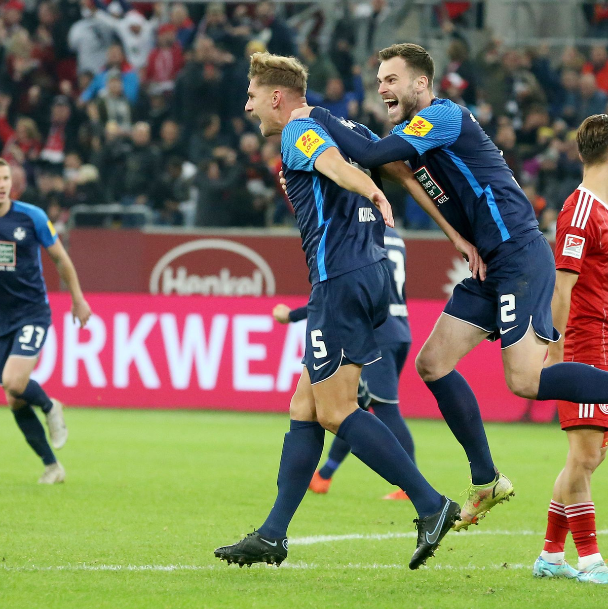 Holstein Kiel (blaue Trikots) nimmt drei Punkte aus Düsseldorf mit. - Foto: Roland Weihrauch/dpa