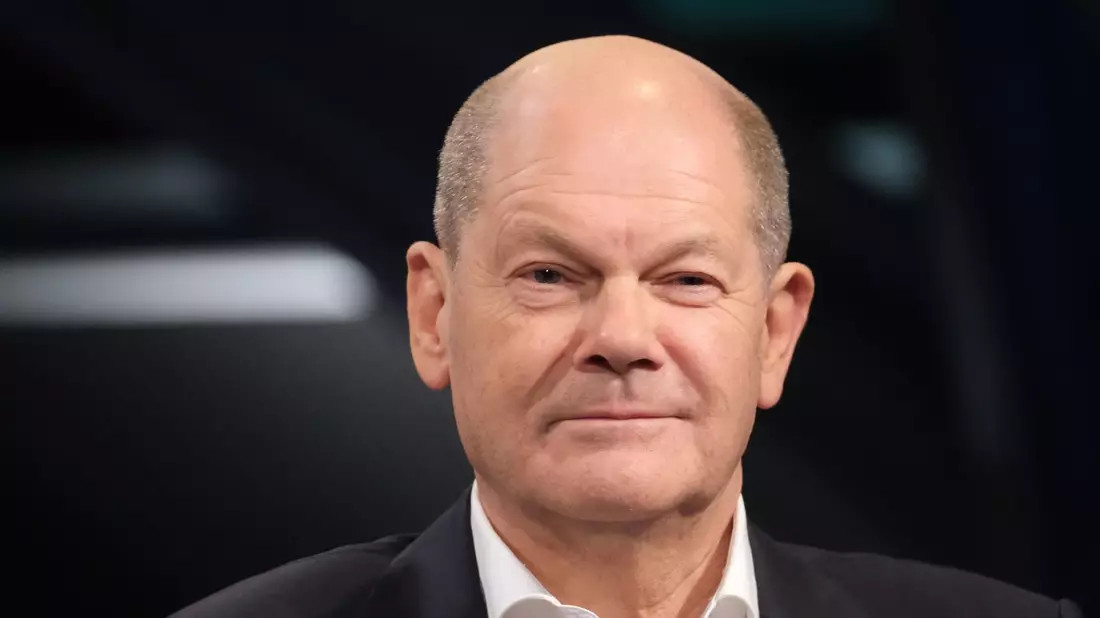 Bundeskanzler Olaf Scholz richtet sich in einer Video-Botschaft an die Bürgerinnen und Bürger. - Bild: Sebastian Willnow/dpa