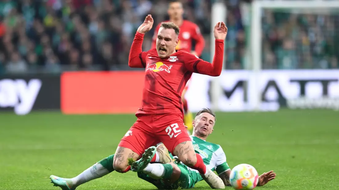 Peter Gulacsi sicherte RB Leipzig in Bremen mit starken Paraden zumindest einen Punkt. - Bild: Carmen Jaspersen/dpa