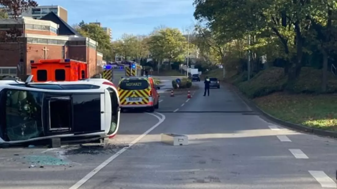 FW-GE: Verkehrsunfall mit überschlagenem PKW - Bild: presseportal.de