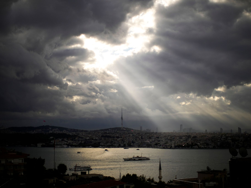 Polizeikräfte untersuchen den Ort, an dem die zwei Angreifer getötet wurden. Das Gebäude war bereits in der Vergangenheit Schauplatz für bewaffnete Übergriffe. - Foto: Francisco Seco/AP/dpa